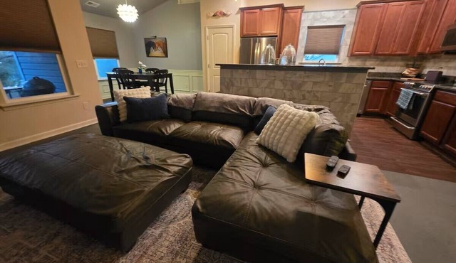 Peaceful 2-bedroom house with office in charming Dallas