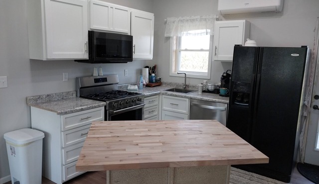 Peaceful 2-bedroom house with AC in Manson