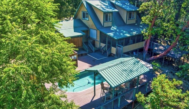 Peaceful 2-bedroom house with river views, pool, laundry, full kitchen & more