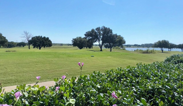 Peaceful 2-bedroom house with golf course view!