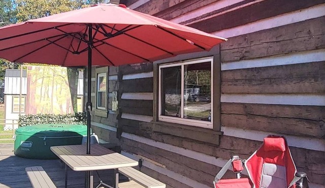 Peaceful 2-bedroom log cabin on 2 acres, outside of charming Macon, GA.