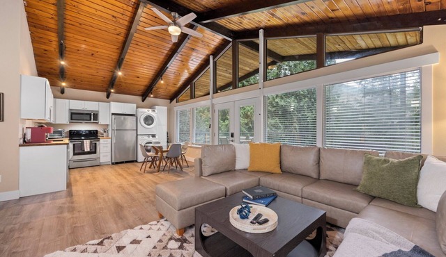 Peaceful 2-bedroom retreat in the trees above Bellingham