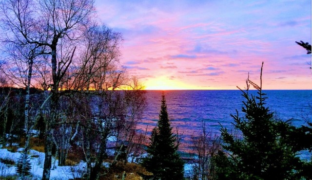 Peaceful 2 Bedroom Retreat with Lake Superior Sunrise Views Near 3 State Parks