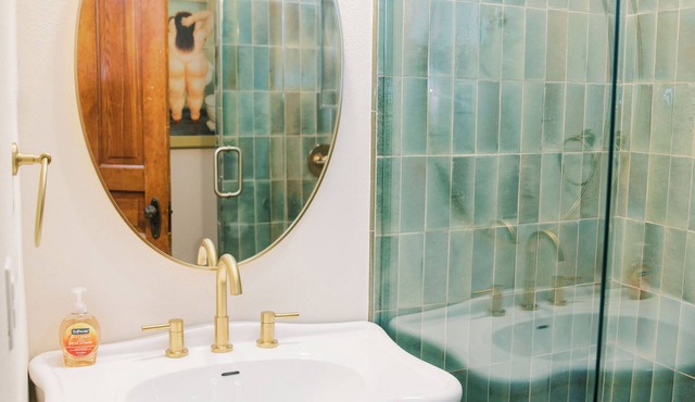 Peaceful 2-bedroom Retreat in charming Victoria Heights - Close to Downtown