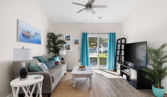 Peaceful 2-bedroom townhome walk to Olde Town Bluffton