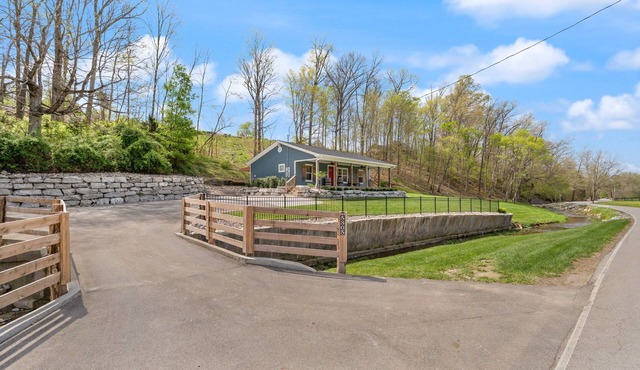 Peaceful 2-bedroom cottage in the beautiful Floyds Knobs with Hot Tub & Gym