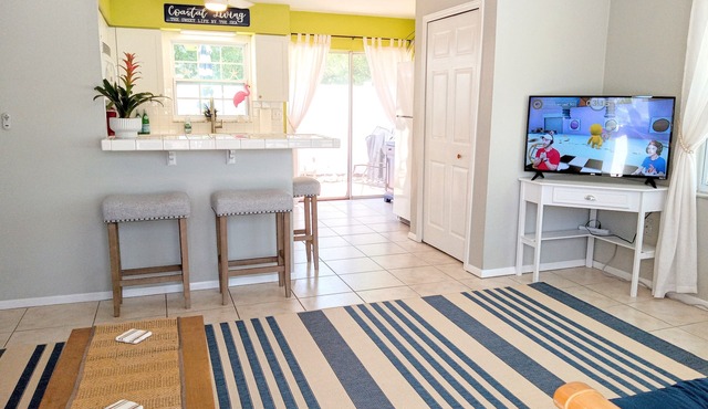 Peaceful 2 bedroom unit w/private outdoor area just 3 short blocks to the beach!