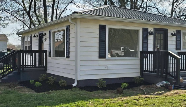 Peaceful 2-bedroom bungalow with AC in charming Lawrenceburg, Tennessee
