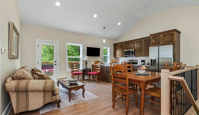 Peaceful 2-Bedroom Family Cabin-Scenic Views & Great Amenities-Sleeps 6