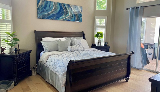 Peaceful 2-bedroom house with Pool, hot tub, and Lakeview