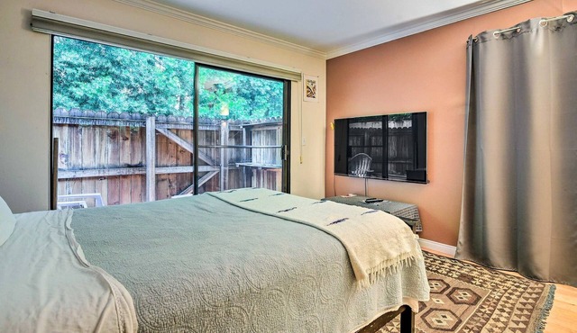 Peaceful 2-bedroom condo with AC in Santa Monica