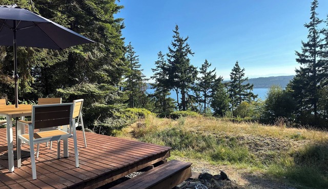 Peaceful 2-bedroom Water View Home in Langley with Private Beach Access and Wifi