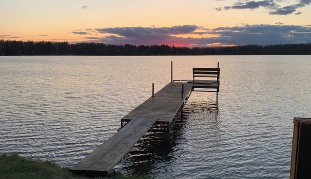 Peaceful 2-bedroom waterfront cottage New 28 night specials may 1 June 14