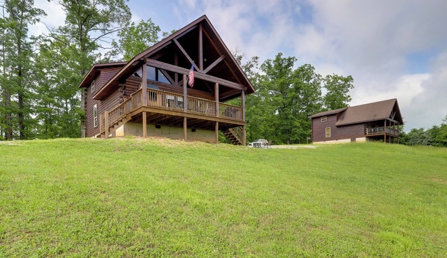 Peaceful 2-Cabin Property: 1 Mi to Current River!