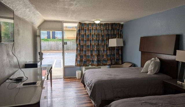 Peaceful 2-Room Accommodation Steps from Dining