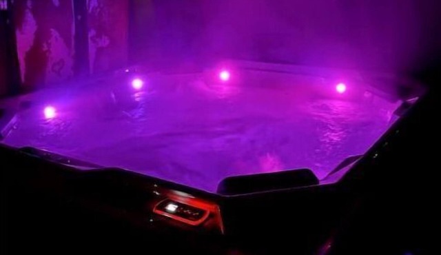 Peaceful 2Bed, Office, HotTub!