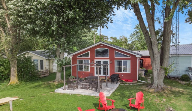 Peaceful 2br/1ba Waterfront Home on Nyona Lake