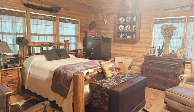 Peaceful 2BR Cabin Retreat in Tifton-Shady Pondside Getaway on Quiet Dirt road