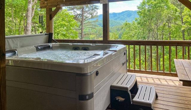 Peaceful 2BR Cabin with Full Kitchen, Wifi, Gas Grill, and Hot Tub
