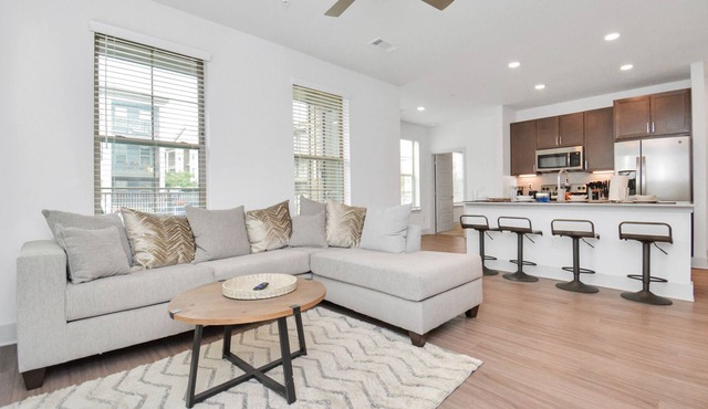 Peaceful 2BR close to everything! Family/Corp Friendly! 25min to Houston Center!