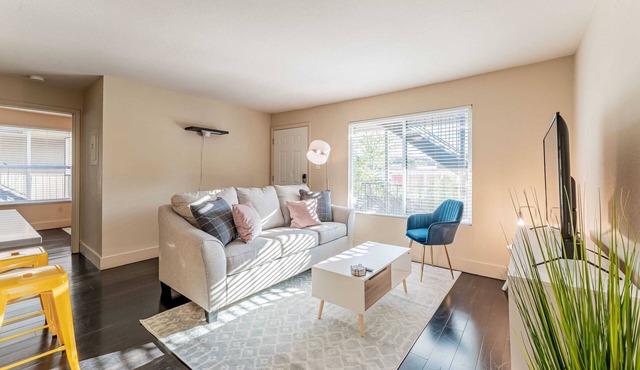 Peaceful 2BR king beds suite next to DT w/pool