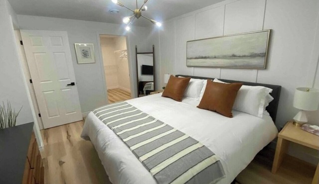 Peaceful 2BR Retreat with large treed yard Near UNB, Hospital and Downtown