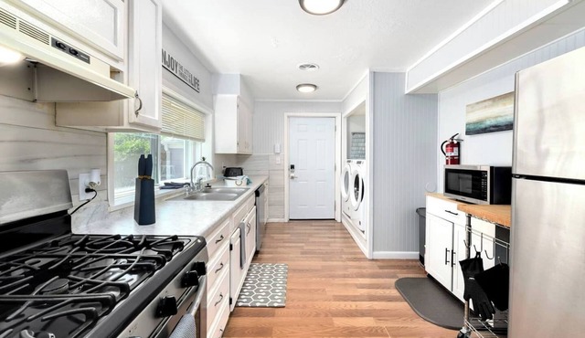 Peaceful 2BR retreat on nearly ½ acre with private deck, fire pit, and greenbelt views. Fast Google Fiber, dedicated workspace, full kitchen, and laundry. Ideal for 30+ day stays, remote work, or traveling professionals.