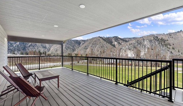 Peaceful 2BR Retreat w/ Mt & River Views-Free Wi-Fi