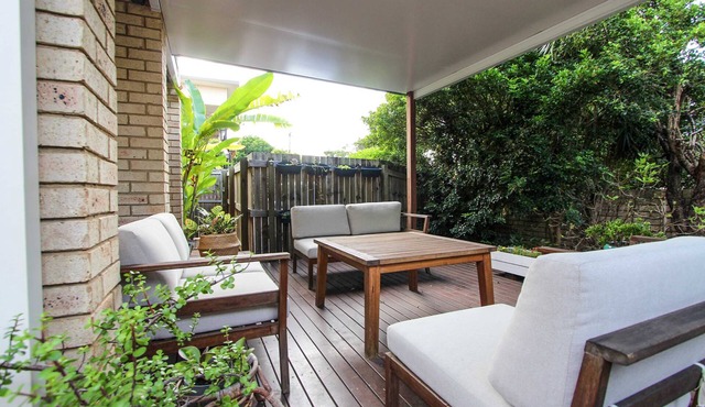Peaceful 2BR Walk to Cafes Near Airport & CBD