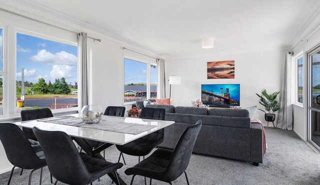 Peaceful 3-Bed Escape with Scenic Deck