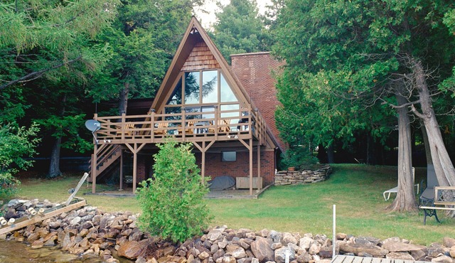 Peaceful 3-Bedroom Chalet on Chazy Lake
