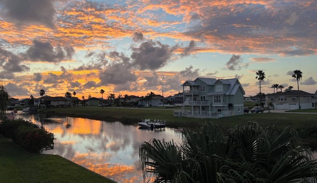 Peaceful 3-bedroom Canal House with WiFi, AC in charming Hernando Beach