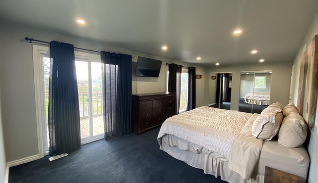 Peaceful 3 bedroom apartment on the water