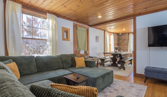 Peaceful 3-bedroom cabin with 4 beds in charming Montgomery minutes to Jay Peak!