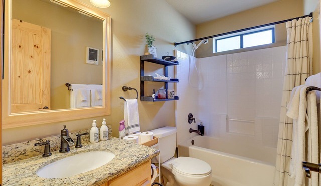 Peaceful 3-bedroom cabin in Nutrioso perfect for relaxing getaways.