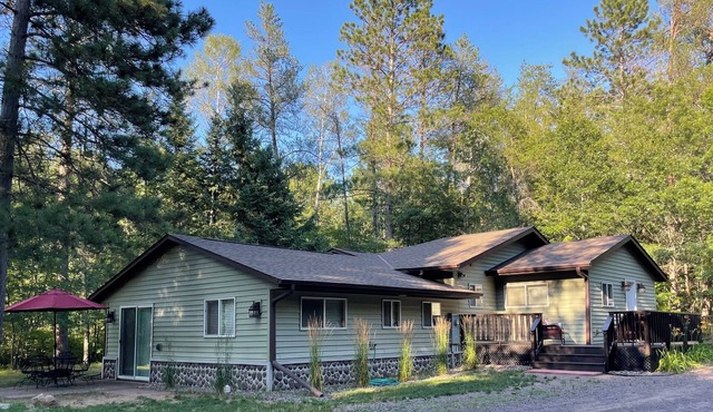 Peaceful 3-bedroom cabin with AC in charming Danbury with Lake 26 access