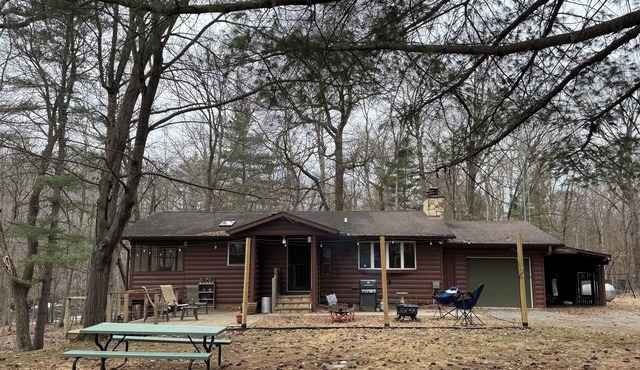 Peaceful 3-bedroom cabin in charming Amery