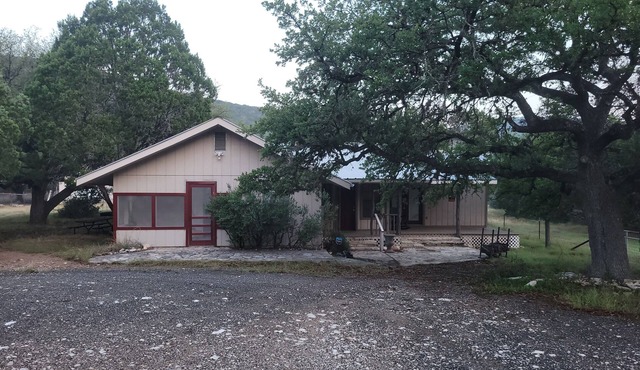 Peaceful 3-bedroom cabin in canyon area north of Leakey