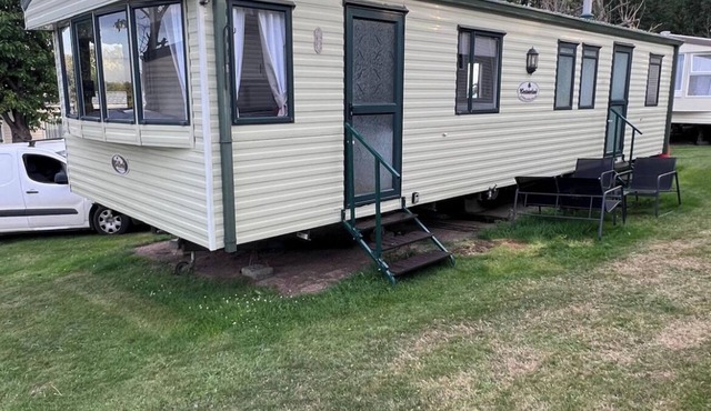 Peaceful 3-bedroom caravan with WiFi in charming Warden