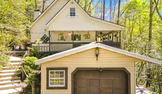 Peaceful 3-bedroom country house in charming Dahlonega with firepit & creek