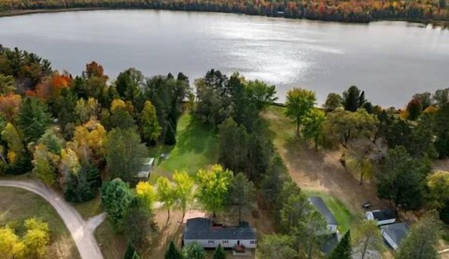 Peaceful 3-bedroom cottage on private Grass Lake.