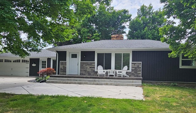 Peaceful 3-bedroom dog-friendly house on 2.5 acres between GR and Allendale