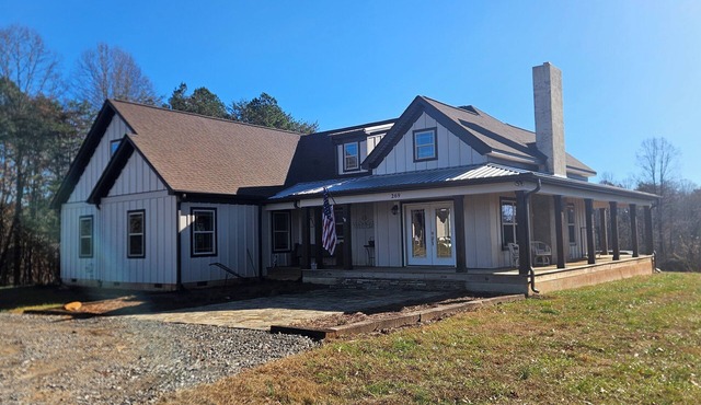 Peaceful 3-bedroom farmhouse on working dairy farm