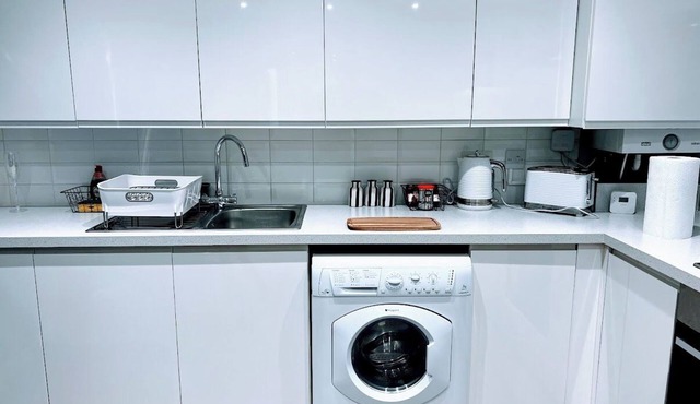 Peaceful 3-Bedroom apartment, w/free parking