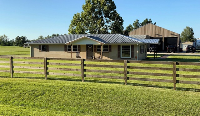 Peaceful 3-bedroom house in the country with stocked pond