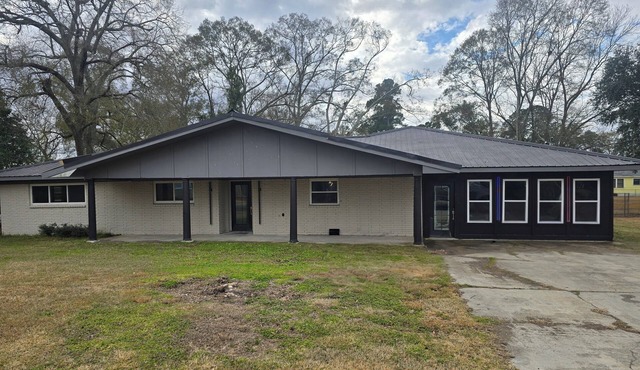 Peaceful 3-bedroom house with AC in charming Jennings
