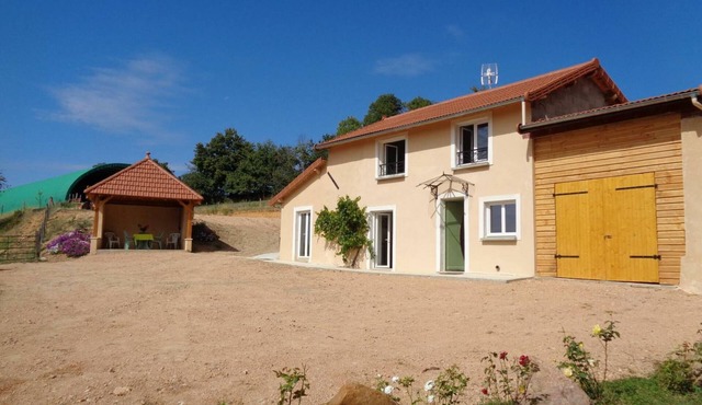 Peaceful 3-bedroom house with fireplace and pet-friendly