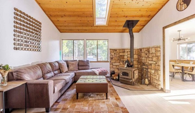 Peaceful 3-bedroom house with AC in charming Arnold, CA