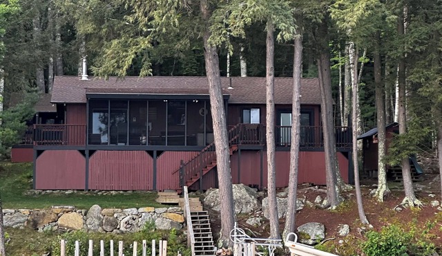 Peaceful 3-bedroom island cabin with AC in beautiful Meredith