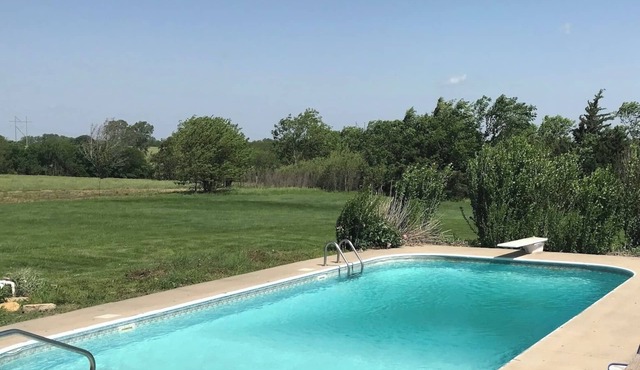 Peaceful 3-bedroom + Loft cottage with AC; only 1 hour to GEHA stadium; sleeps 7